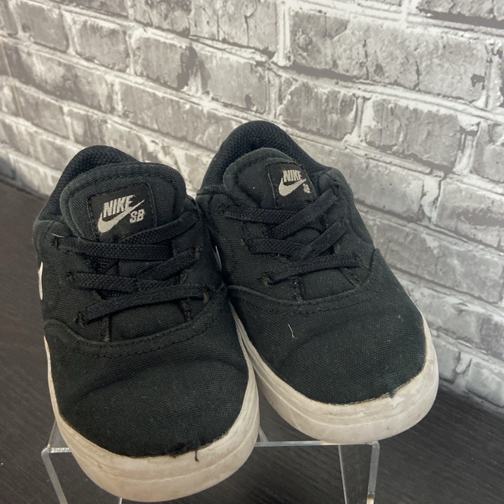 Nike - Picture 2 of 9